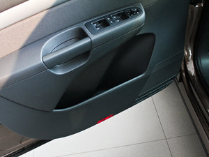 2012款2.0TSI 标配版 欧IV 前门储物空间
