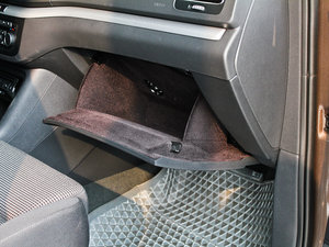 2012款2.0TSI 标配版 欧IV 手套箱