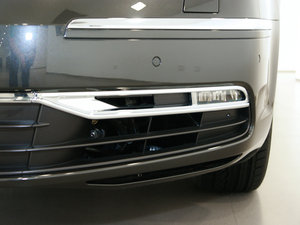 2011款3.6L 5座加长商务版 前雾灯