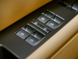 2011款3.6L 5座加长商务版 主驾车窗控制区	