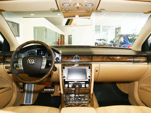 2011款3.6L 5座加长商务版 内饰全景
