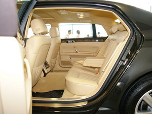2011款3.6L 5座加长商务版 后排空间