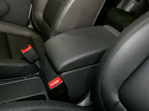 2011款2.0T R-Line 中央扶手箱