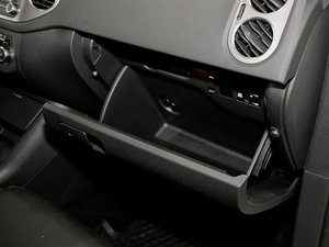 2011款2.0T R-Line 手套箱