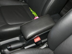 2009款2.0L 敞篷基本版 中央扶手箱