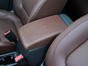 2012款2.0TSI 豪华版 中央扶手箱
