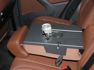 2012款2.0TSI 豪华版 后排中央扶手