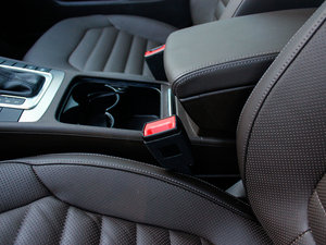 2012款2.0TSI 两驱豪华版 中央扶手箱