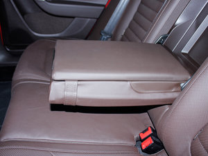 2012款2.0TSI 两驱豪华版 后排中央扶手