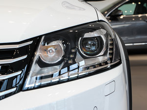 2012款2.0TSI 四驱豪华版 大灯