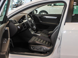 2012款2.0TSI 四驱豪华版 前排空间