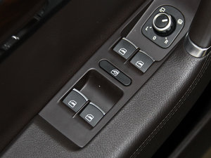 2012款2.0TSI 两驱舒适版 主驾车窗控制区	