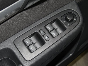 2013款2.0TSI 标配版 主驾车窗控制区	