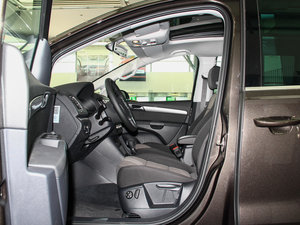 2013款2.0TSI 标配版 前排空间