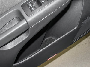 2013款2.0TSI 标配版 前门储物空间