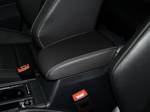 2015款2.0T 中央扶手箱