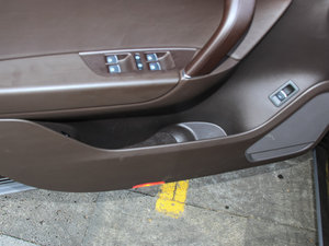 2016款3.0 TSI 标配型 前门储物空间