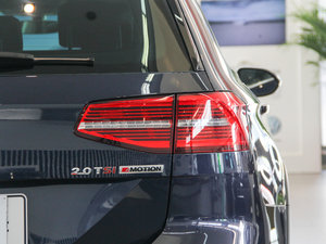 2016款380TSI Premium 四驱纵行版 尾灯
