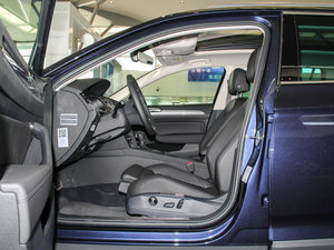2016款380TSI Premium 四驱纵行版 前排空间