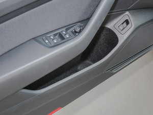 2016款380TSI 两驱逸行版 前门储物空间