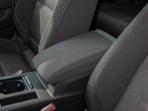 2016款380TSI 两驱逸行版 中央扶手箱