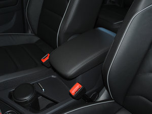 2017款330TSI 高配型 中央扶手箱