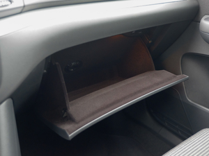 2016款380TSI 舒享型 7座 手套箱