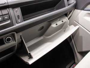 2016款2.0TSI 四驱舒适版 9座 手套箱