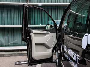 2016款2.0TSI 四驱舒适版 9座 驾驶位车门