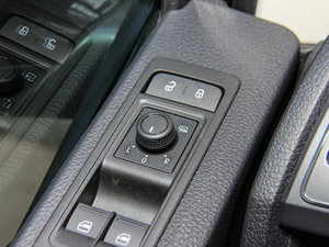 2016款2.0TSI 四驱舒适版 9座 主驾车窗控制区	