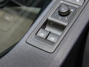 2016款2.0TSI 四驱舒适版 9座 中控区