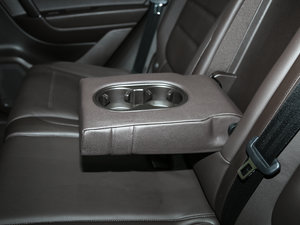 2017款3.0 TSI 拓野型   后排中央扶手