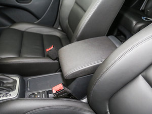 2017款380TSI 旗舰型 7座 中央扶手箱