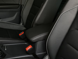 2018款330TSI 四驱高配型 中央扶手箱