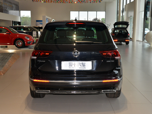 2018380TSI (q)R-Line 	