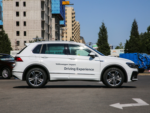 2018380TSI (q)R-Line w^