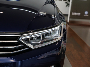 2018款380TSI 两驱舒行版 大灯