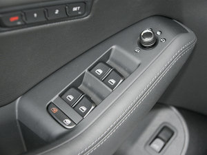 2010款3.2L 运动版 主驾车窗控制区	