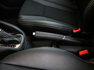 2018款30 TFSI 限量典藏版 驻车制动器