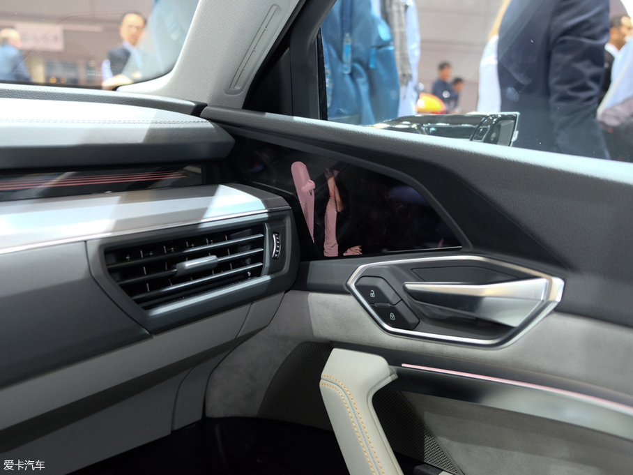 2020?yun)We-tron(M(jn)) 55 quattro r(sh)