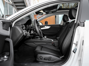 2019款Sportback 45 TFSI 时尚型 前排空间