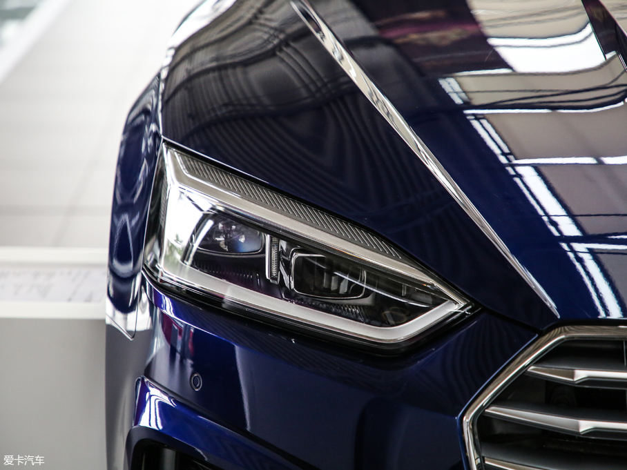 2019WA5 Coupe Coupe 40 TFSI r V