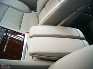 2009款3.0L 豪华版 中央扶手箱