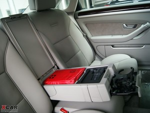 2009款3.0L 豪华版 后排中央扶手