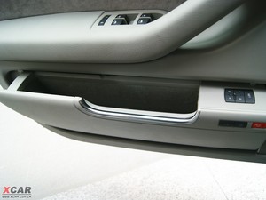 2009款3.0L 豪华版 前门储物空间