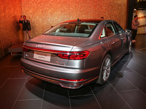 2019款55TFSI quattro 尊贵型 左后45度
