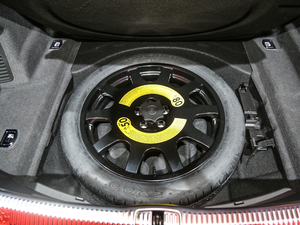 2019款55TFSI quattro 尊贵型 备胎