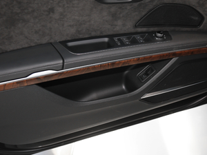 2019款Plus 50TFSI quattro 豪华型 前门储物空间