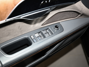 2019款改款 Plus 55 TFSI quattro 豪华型  主驾车窗控制区	