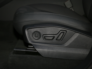 202055 TFSI quattro S line \ {{